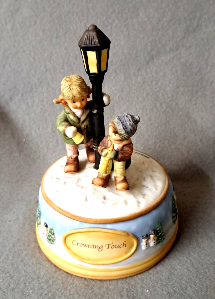 2003 Berta Hummel ” Making Spirits Bright” 6″ Musical Figurine “White Christmas”