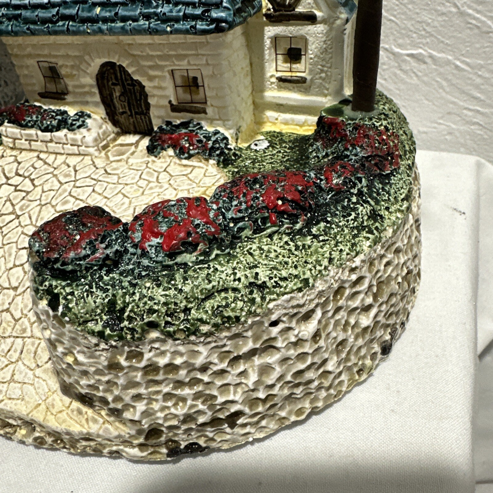 Country Cottage With Music & Light Made in Taiwan -Eleco