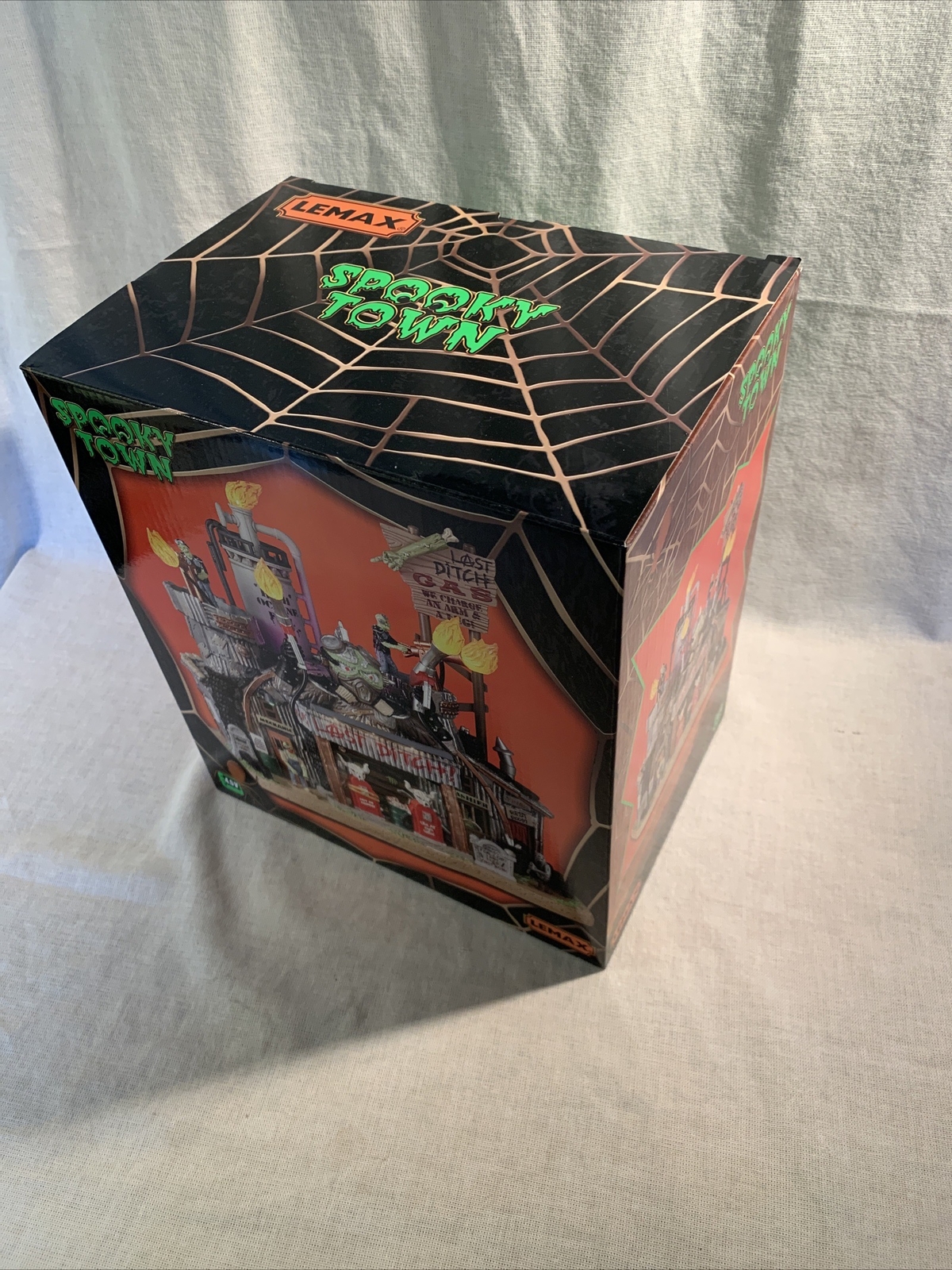 Lemax Spooky Town 25842 Last Ditch Gas & Salvage Includes Adaptor