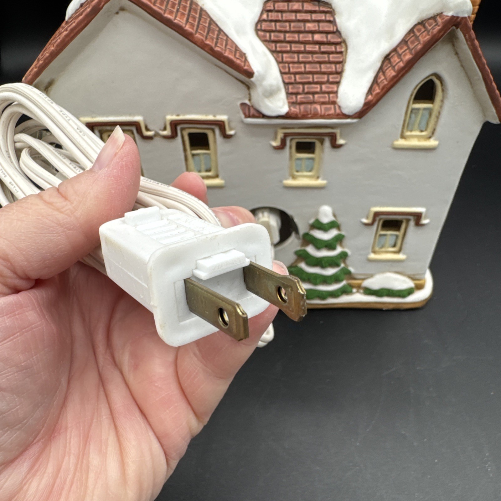 LEFTON COLONIAL Christmas VILLAGE “Queens Gate” Building 1994 Vintage Lights Up