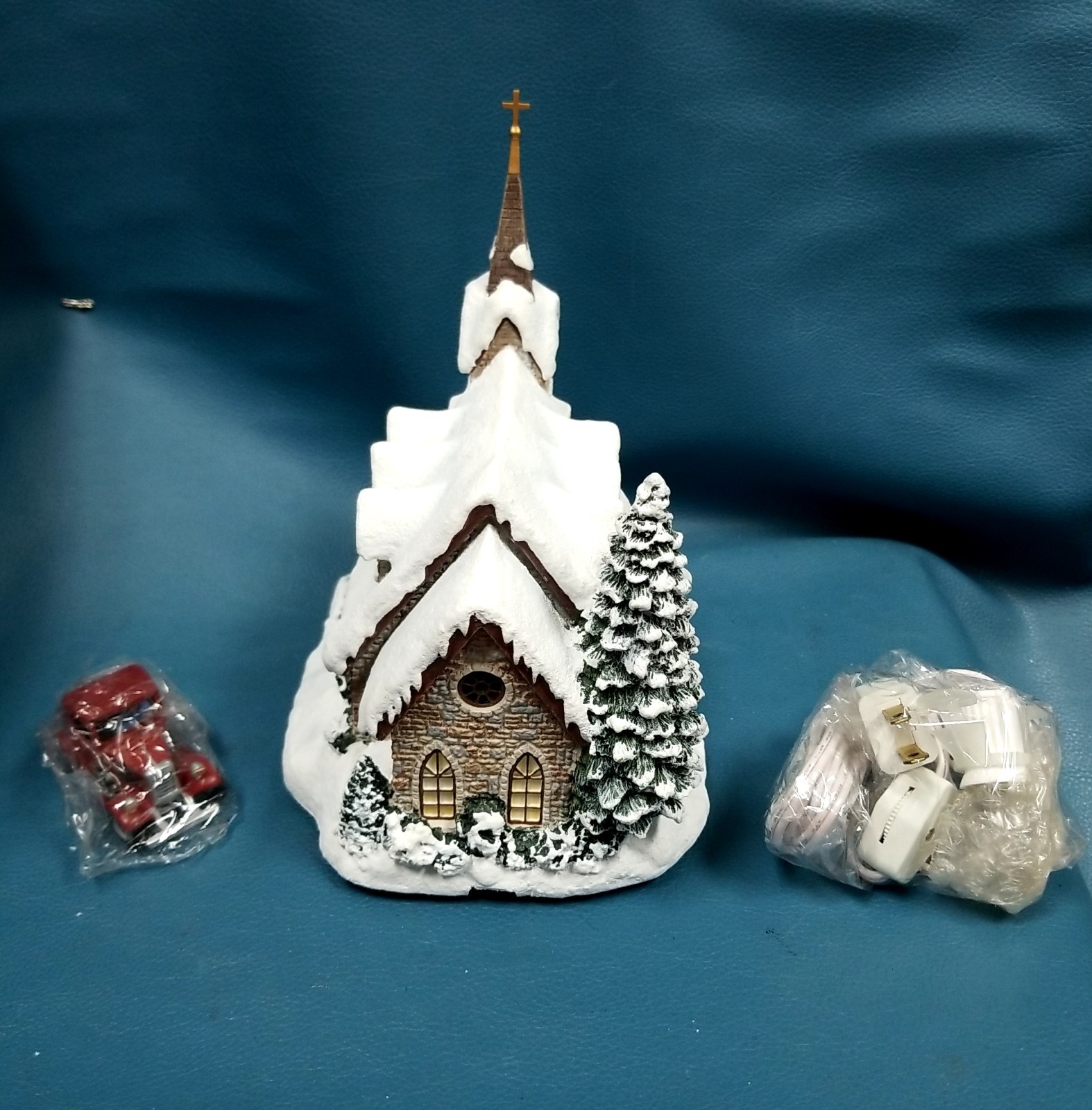 Thomas Kinkade Hawthorne Village Light of Hope Church Christmas House in Box