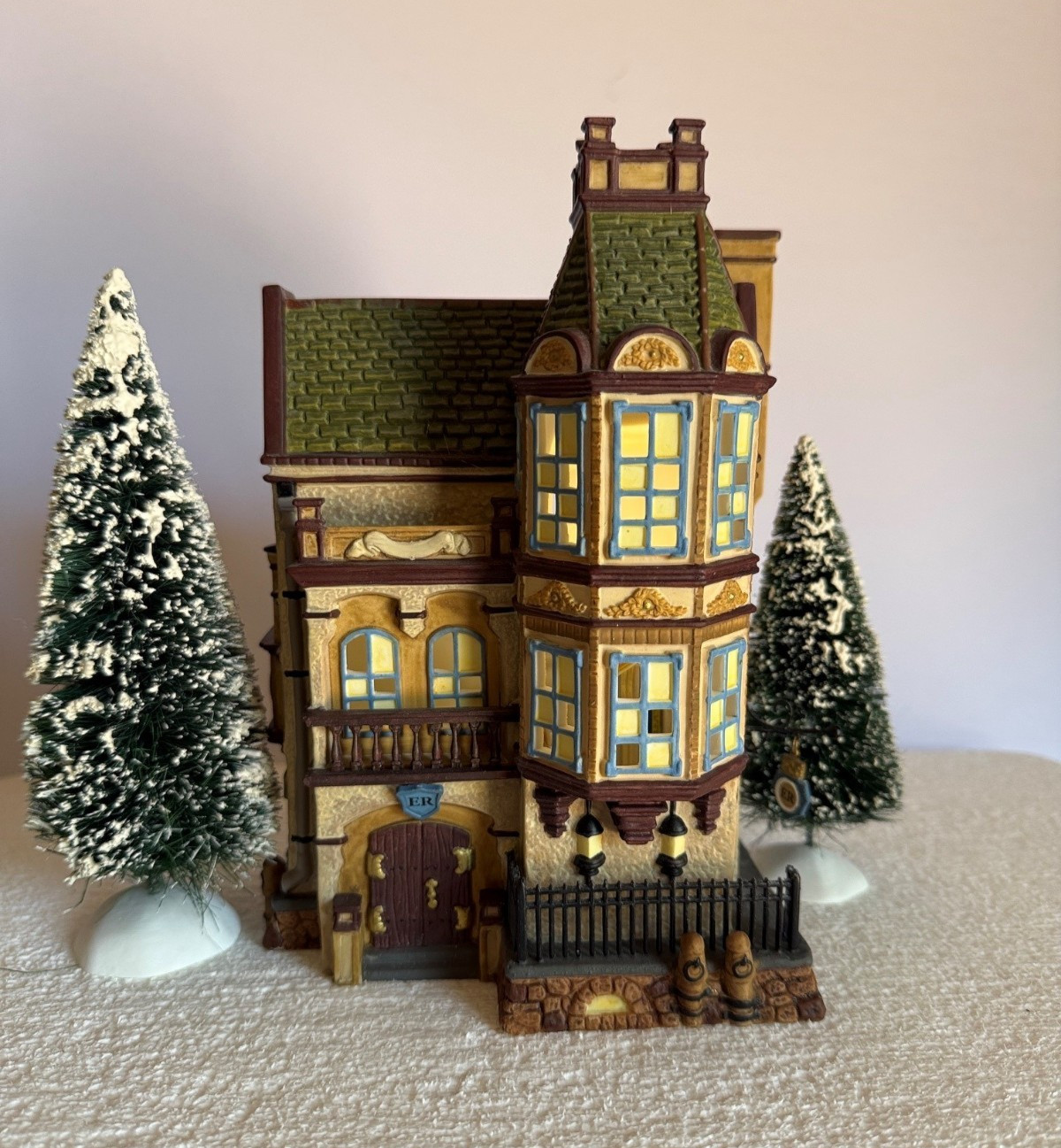 Dept56 DickensVlg “Scotland Yard Station” LTYP 2005, 58730 w/2 Sisal Trees