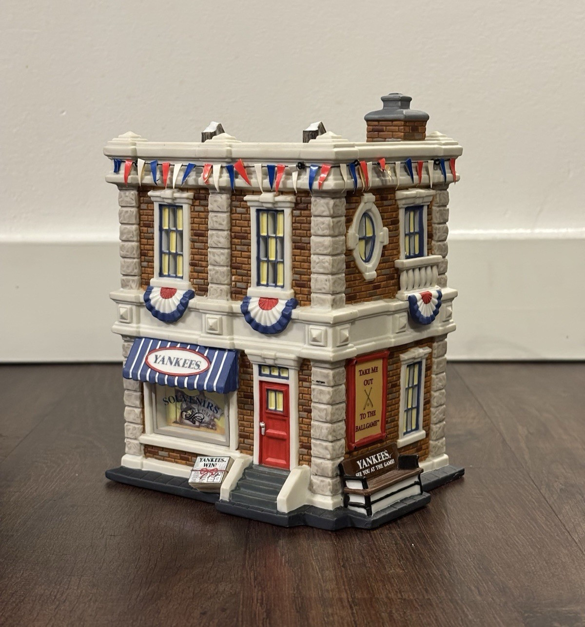 Dept 56 Christmas in the City New York Yankees Souvenir Shop Village House & Box