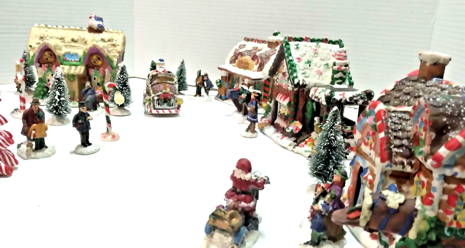 VTG Ginger Frost Lane Christmas village 2005, produced by Greenbrier