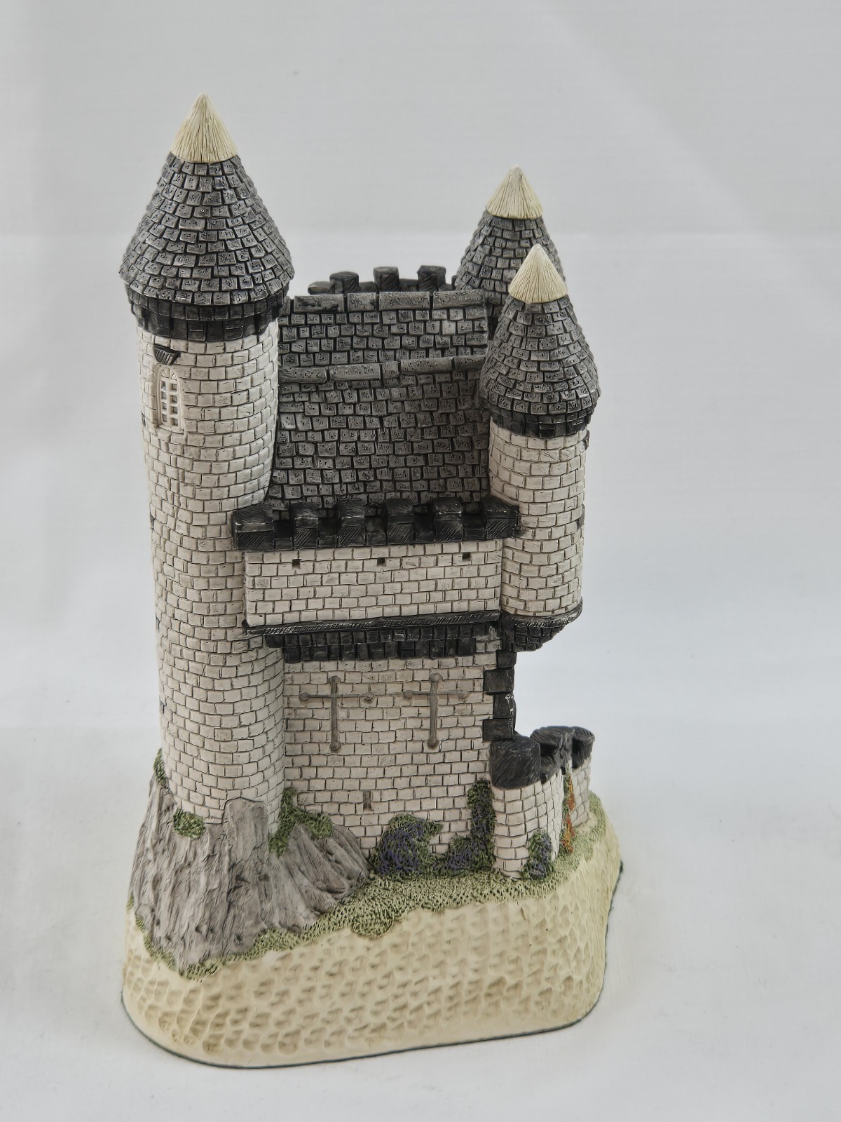Vintage David Winter Cottage Macbeth’s Castle 1988