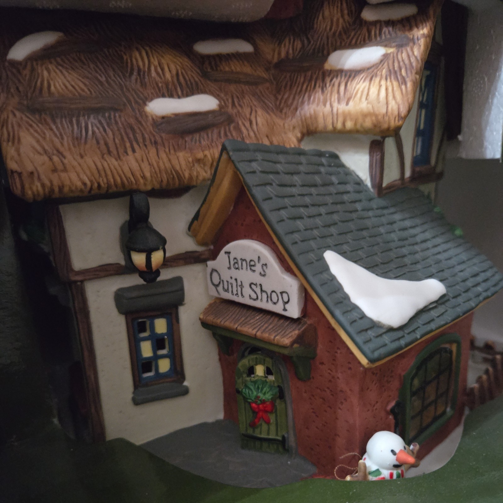 Vtg Holiday Time Village Jane’s Quilt Shop Ceramic Christmas Town Lighted House