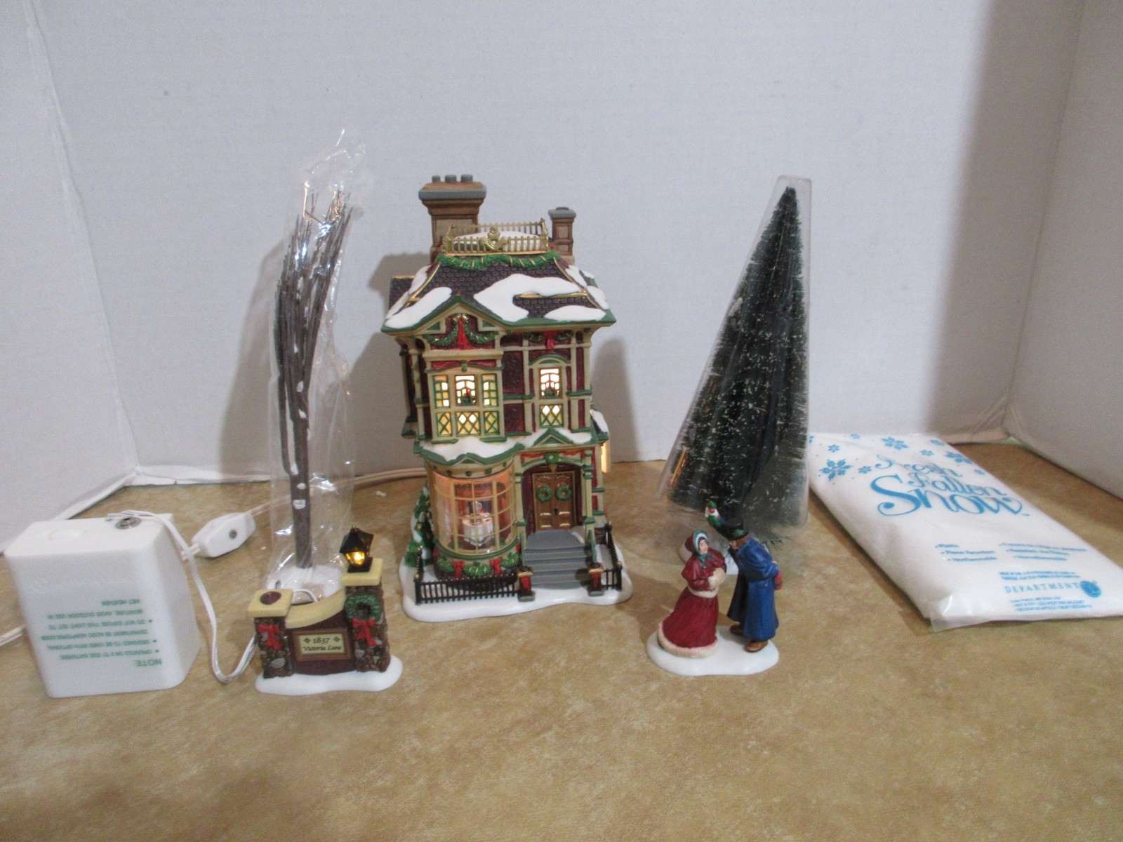 Dept. 56 Dickens 2004 Victorian Family Christmas House Mint #56.58717