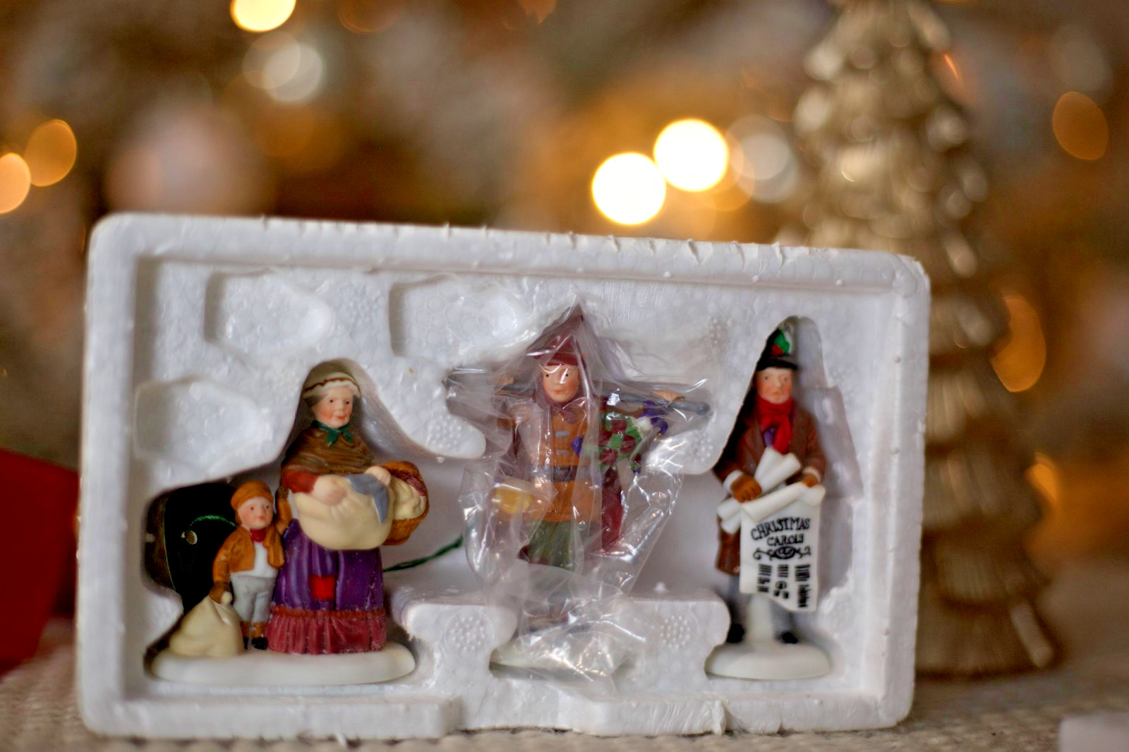 Dept 56 Dickens Village RETIRED Market Lot Bakers Bread Bird Seller (8)