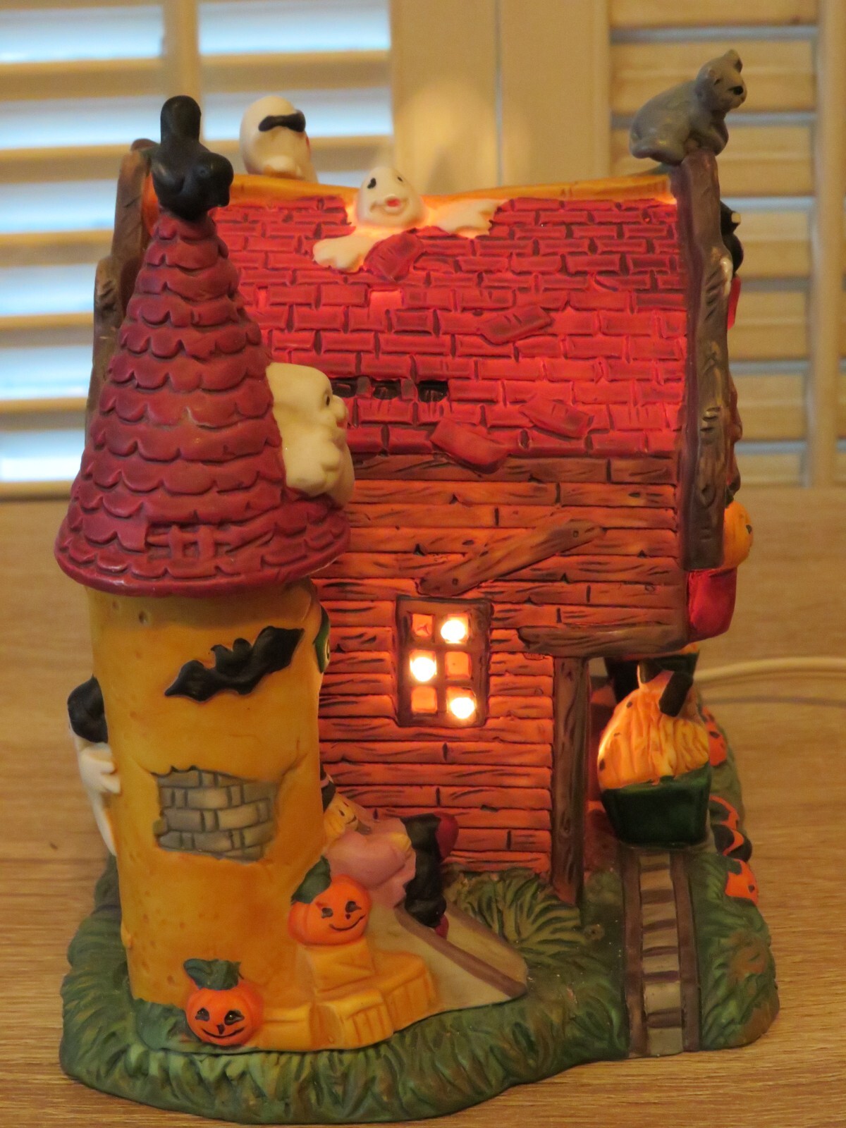 Retired Spooky Hollow SCARECROW STUFFERY Barn Halloween Lighted Village House