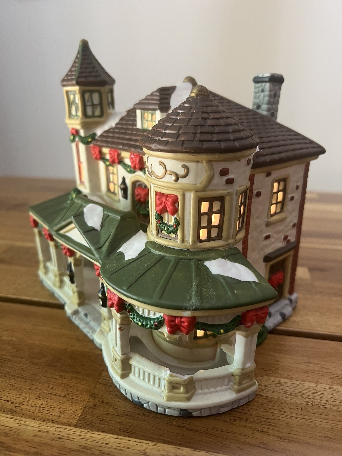 1997 St. Nicholas Square Christmas Village Illuminated, Walker’s Point *SEE DESC