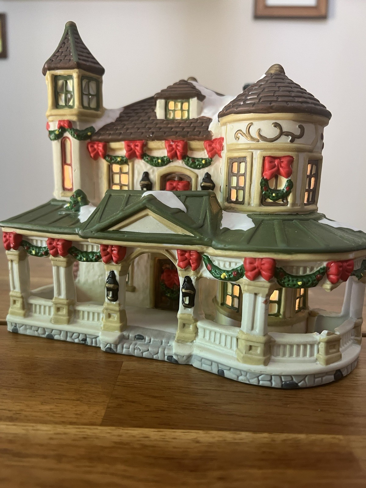 1997 St. Nicholas Square Christmas Village Illuminated, Walker’s Point *SEE DESC