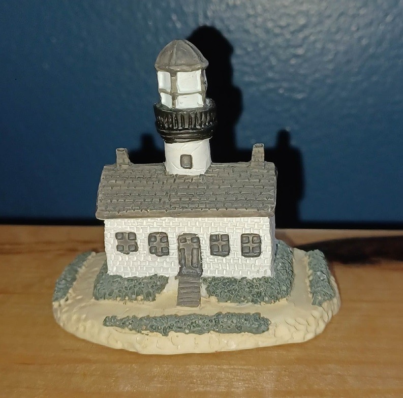 LOT OF 3 SMALL FIGURINES LIBERTY FALLS CHURCH OF ST ADALBERT LIGHTHOUSE 1221