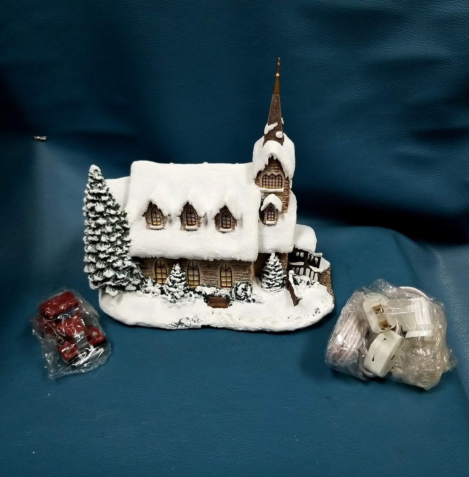 Thomas Kinkade Hawthorne Village Light of Hope Church Christmas House in Box
