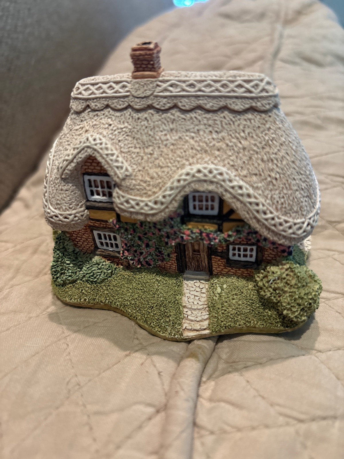 Lilliput Lane Bramble Cottage – Signed By a Lilliput Lane Artist