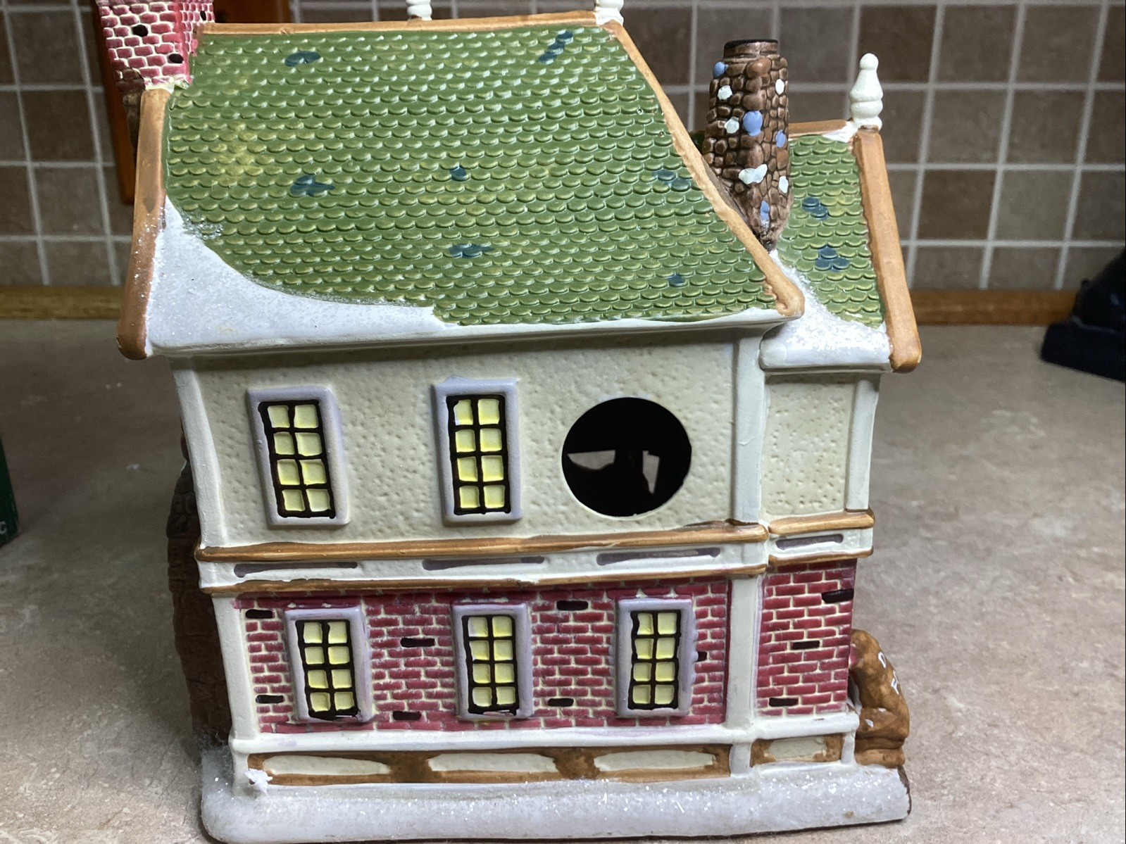 HOLIDAY INSPIRATIONS – GENTLE FRIENDS PET SHOP -CHRISTMAS HOUSE-W/ Light Cord