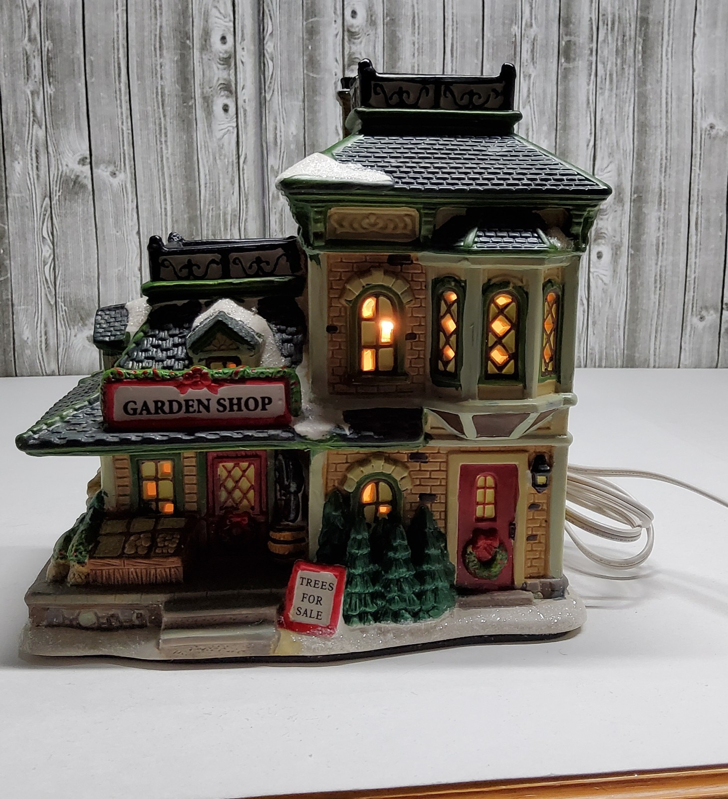HOLIDAY INSPIRATIONS “GARDEN SHOP” LIGHT UP PORCELAIN CHRISTMAS HOUSE W/BOX
