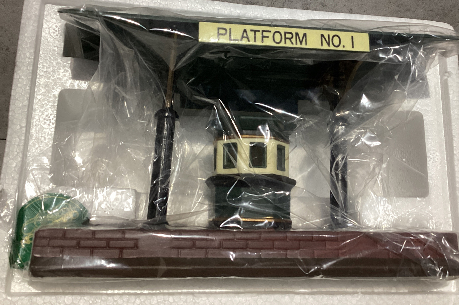 Dept 56 “Victoria Station Train Platform” Heritage Village 5575-1