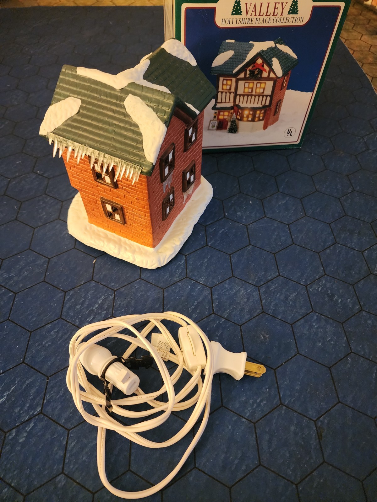Christmas Valley Hollyshire Place Collection House with Box and Light