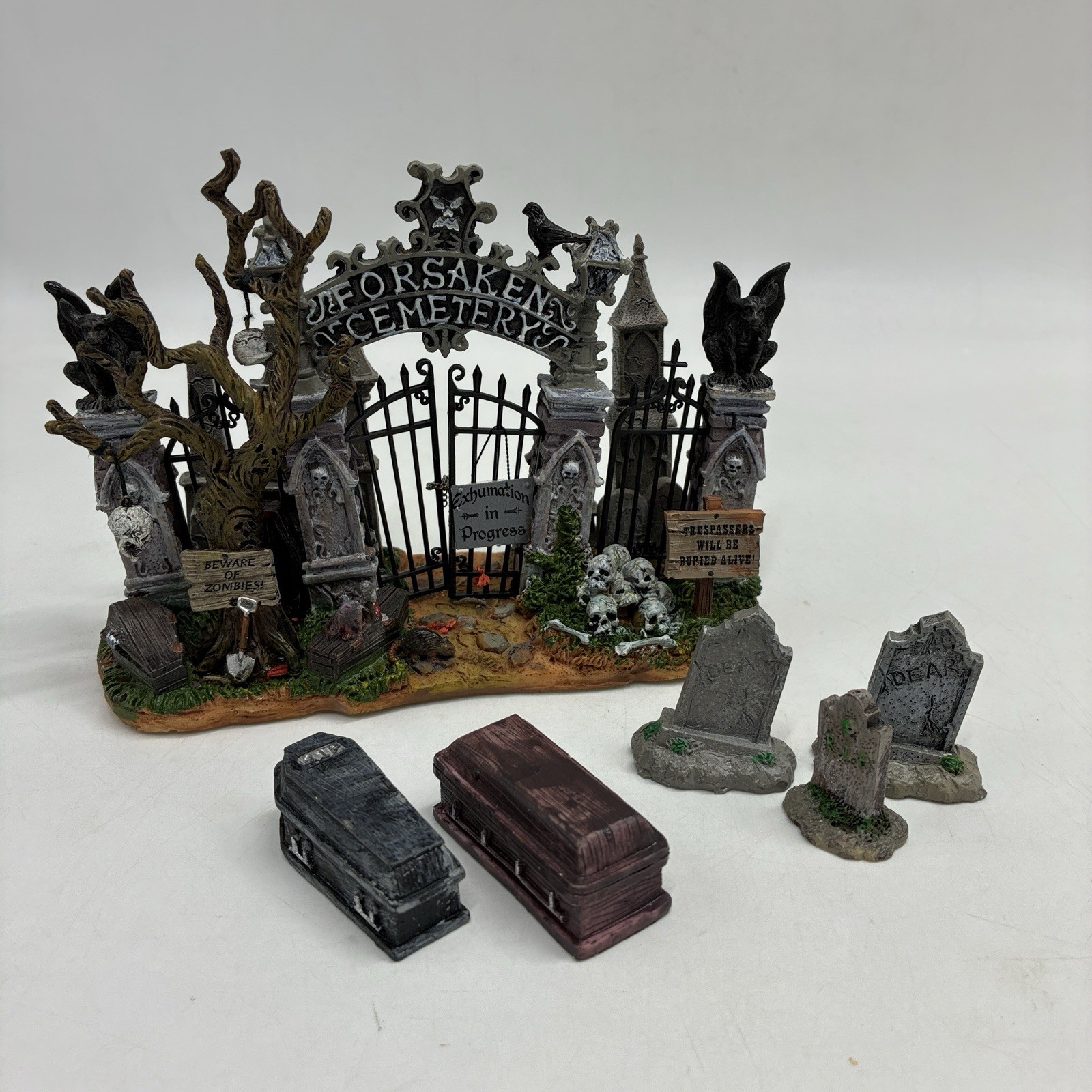 Lemax Spooky Town Forsaken Cemetery Gate 43421 w/extra grave stone coffin No box
