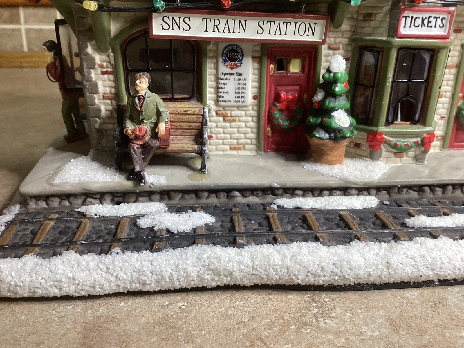 St. Nicholas Square Village Train Station Illuminated Boxed 2008 – Working- EUC