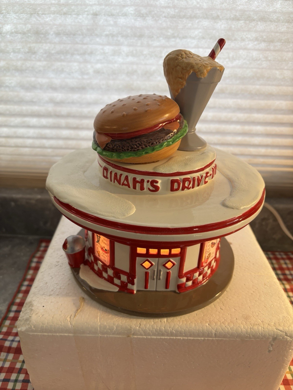 Dept 56 Snow Village “Dinah’s Drive-In” 1993 Illuminated Collectible