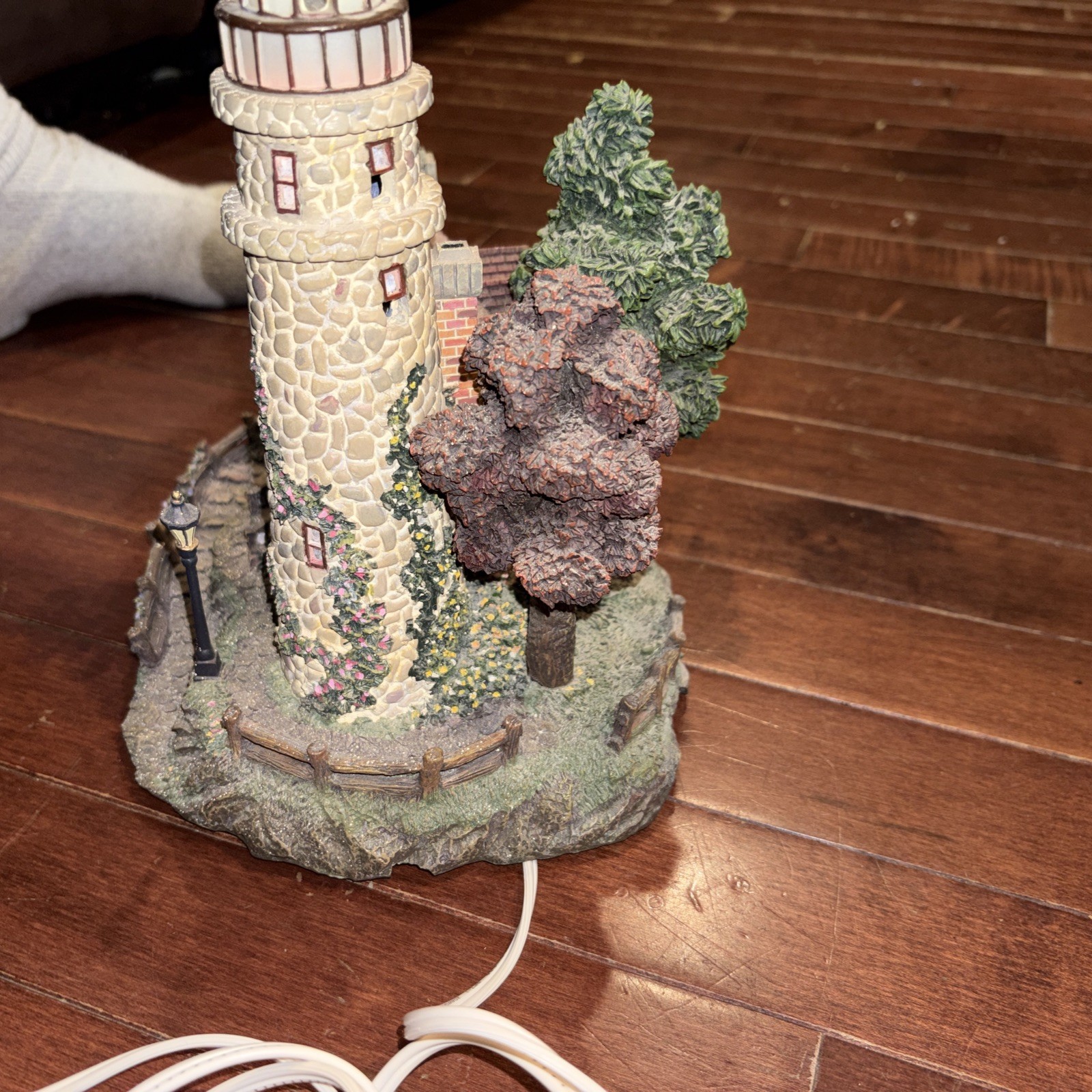 Hawthorne Village Thomas Kinkade Seaside Village Guiding Point Lighthouse Lighte