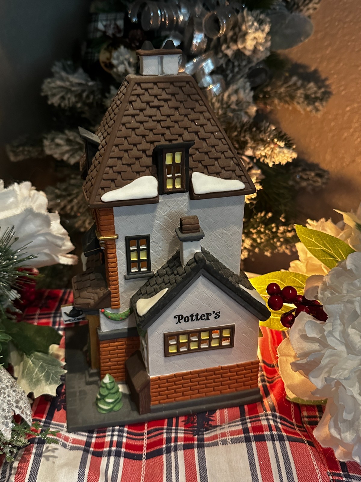 Dept 56 Potters Tea Seller Christmas in the City Village House