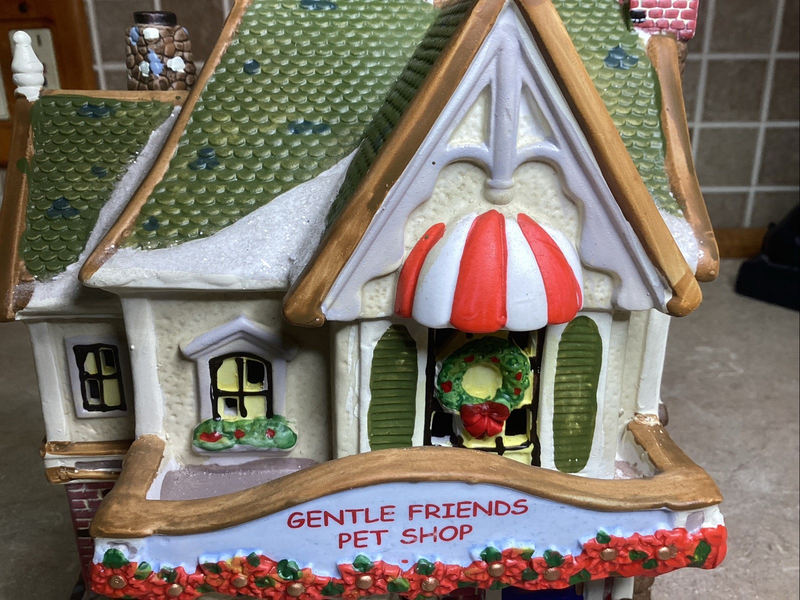 HOLIDAY INSPIRATIONS – GENTLE FRIENDS PET SHOP -CHRISTMAS HOUSE-W/ Light Cord