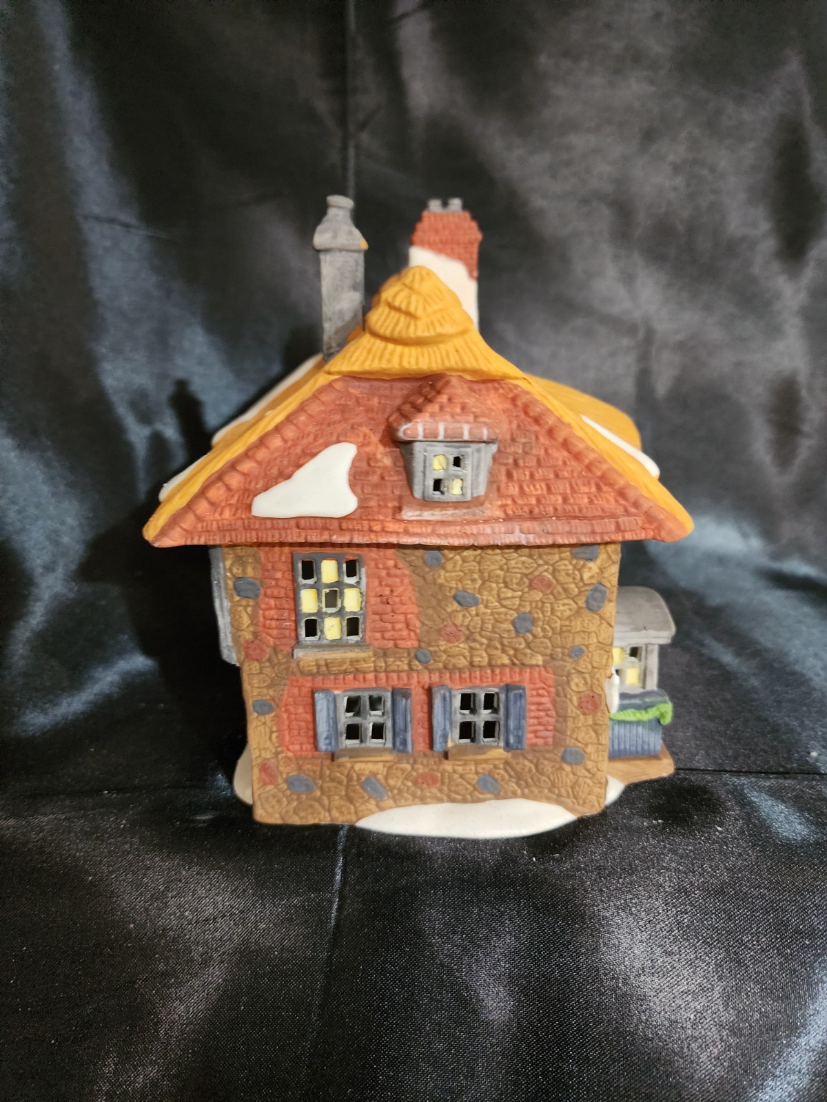 Dept 56 “David Copperfield Betsy Trotwood’s Cottage” #5550-6 READ