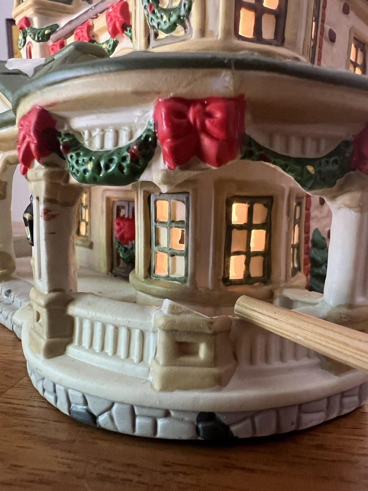 1997 St. Nicholas Square Christmas Village Illuminated, Walker’s Point *SEE DESC