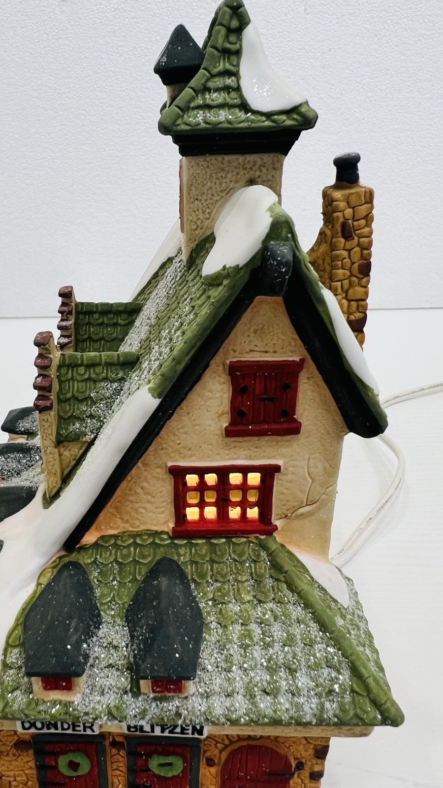Dept 56 North Pole Series “ Reindeer Barn” Retired 1990 Excellent Condition !