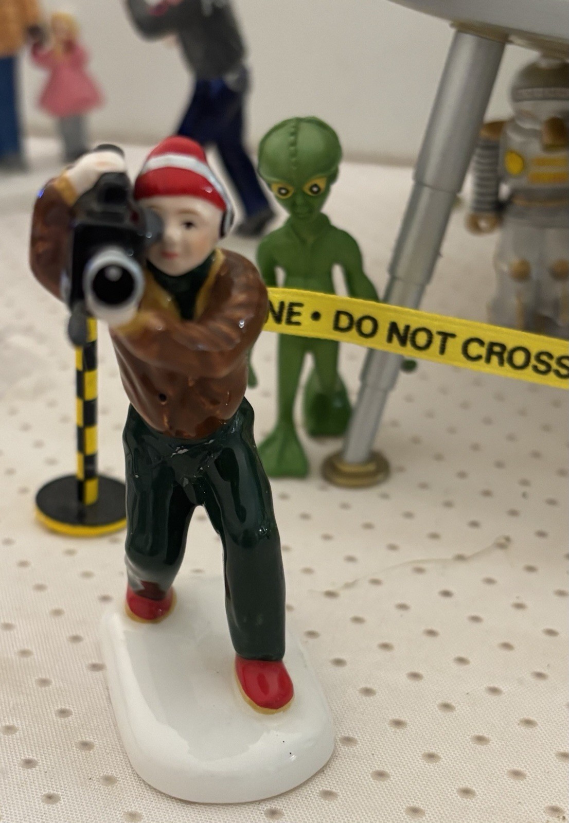 Dept 56 Snow Village 2001 Space Oddity Set of 11 UFO Alien 55118 No adapter