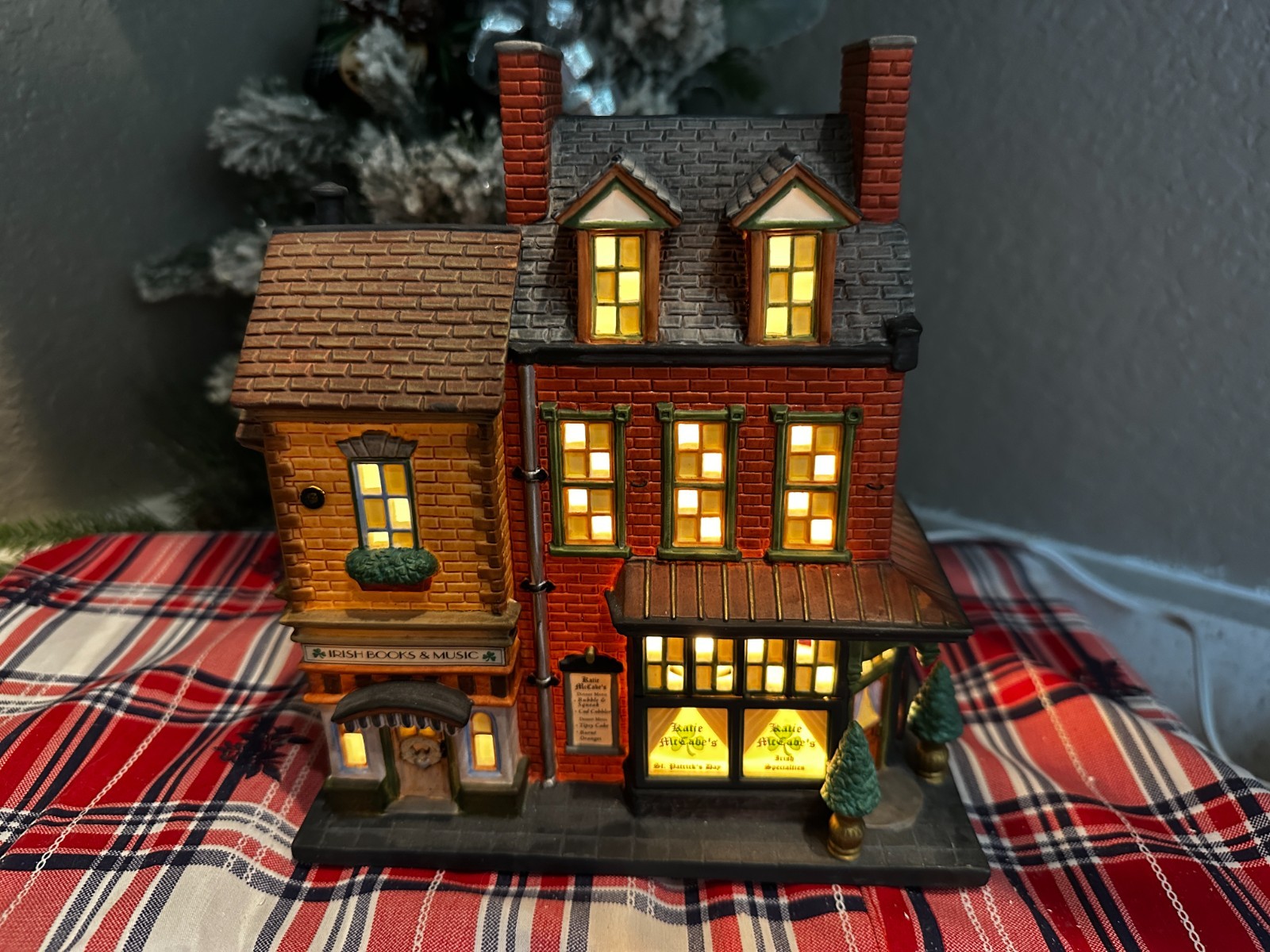 Dept 56 Kate McCabe’s Restaurant & Books Christmas in the City Collection House