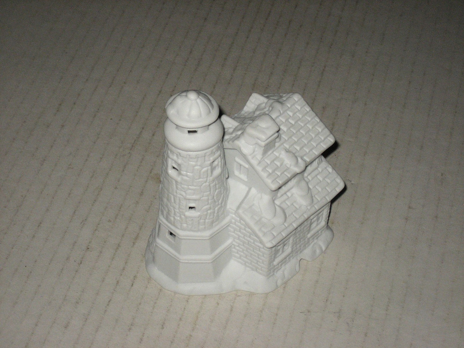 PORCELIN HOUSE/LIGHTHOUSE COTTAGE/UNPAINTED/NOS nice SEE PICS