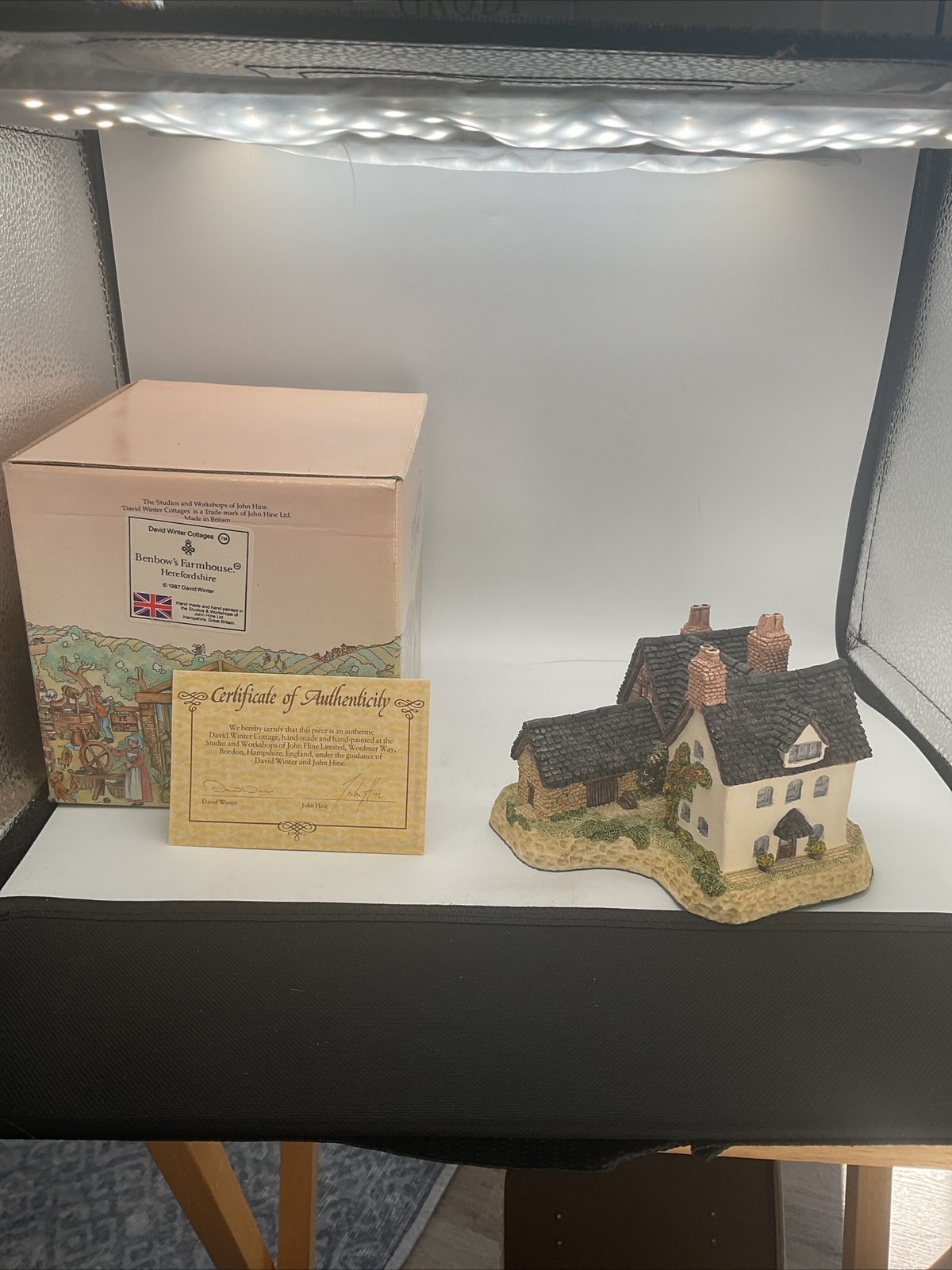 Benbow’s Farmhouse Herefordshire – 1987 David Winter – Includes Box & COA