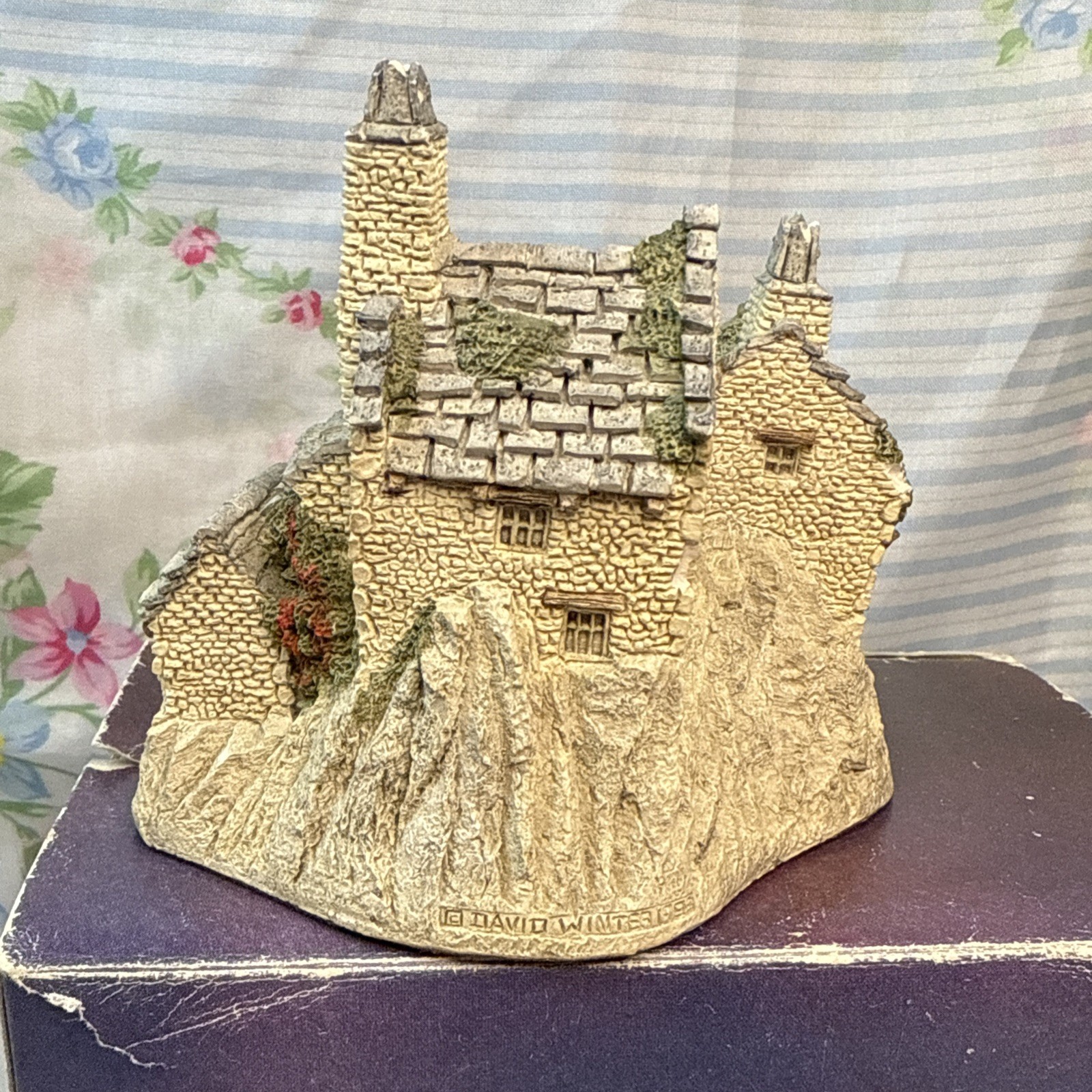 David Winter Cottages “The Fisherman’s Wharf” 1983 Hand painted 4” Figurine