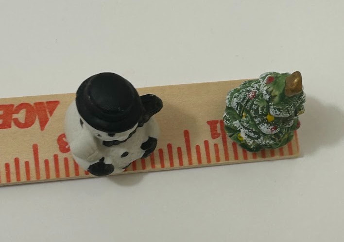 Miniature Ceramic Christmas Village Accessories Snowman & Tree 1:48 Scale