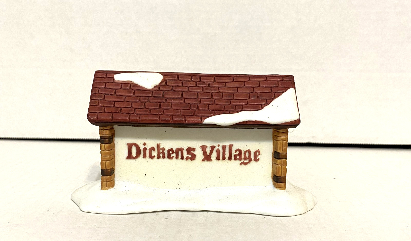 DEPT 56 THE HERITAGE VILLAGE COLLECTION DICKENS’ VILLAGE SIGN