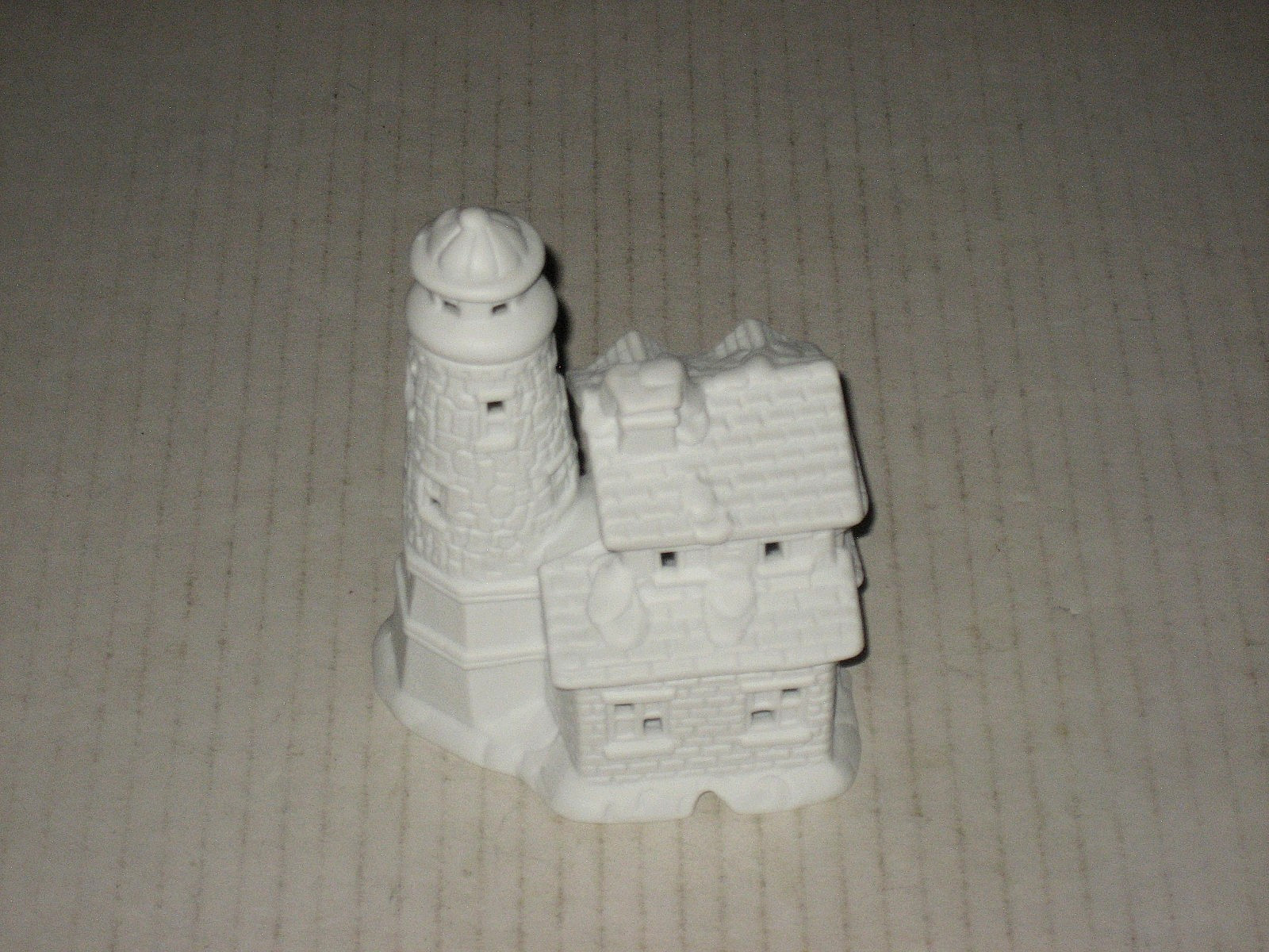PORCELIN HOUSE/LIGHTHOUSE COTTAGE/UNPAINTED/NOS nice SEE PICS