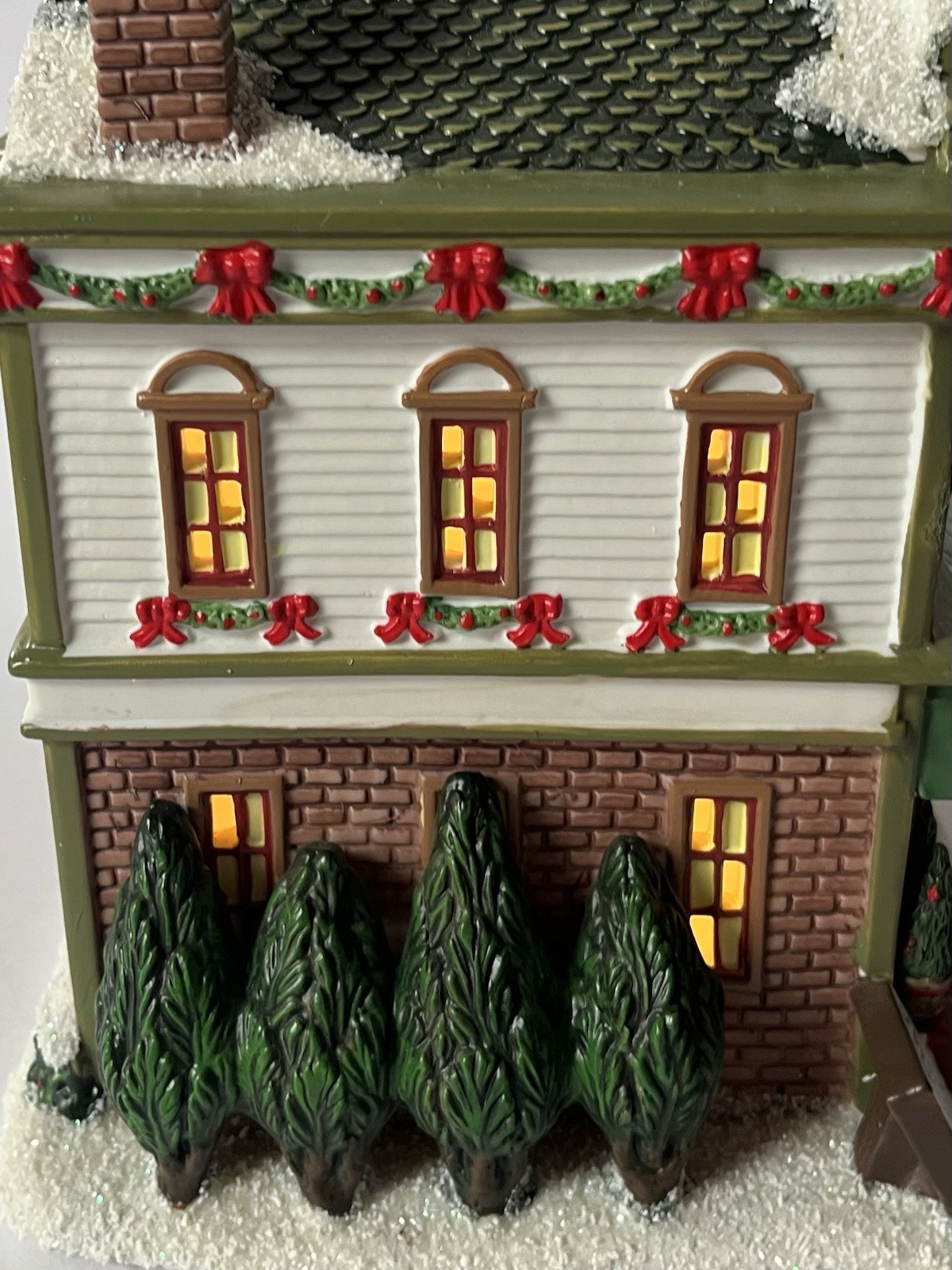 St Nicholas Square Village Collection Daisys Florals And Gifts Lighted Retired