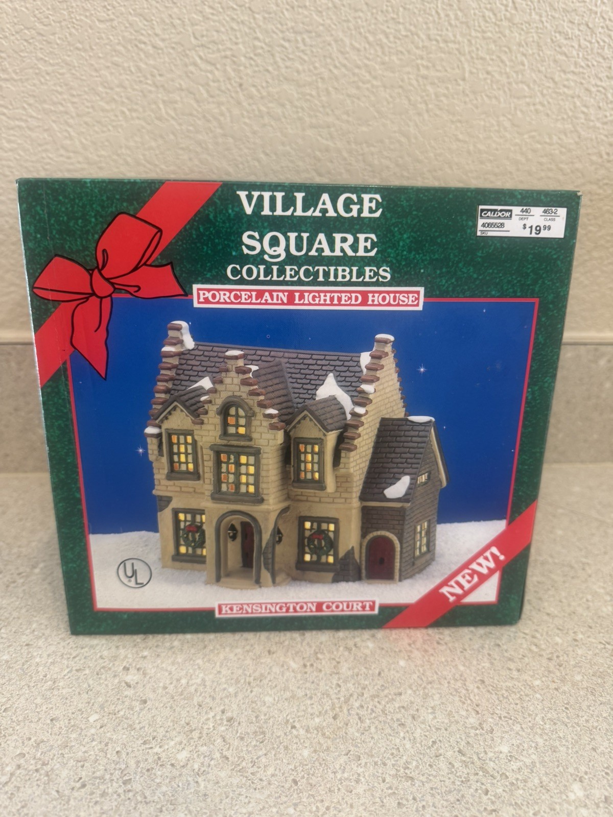 Village Square Collectibles “Kensington Court” Dickens Keepsake 1995 Excellent !