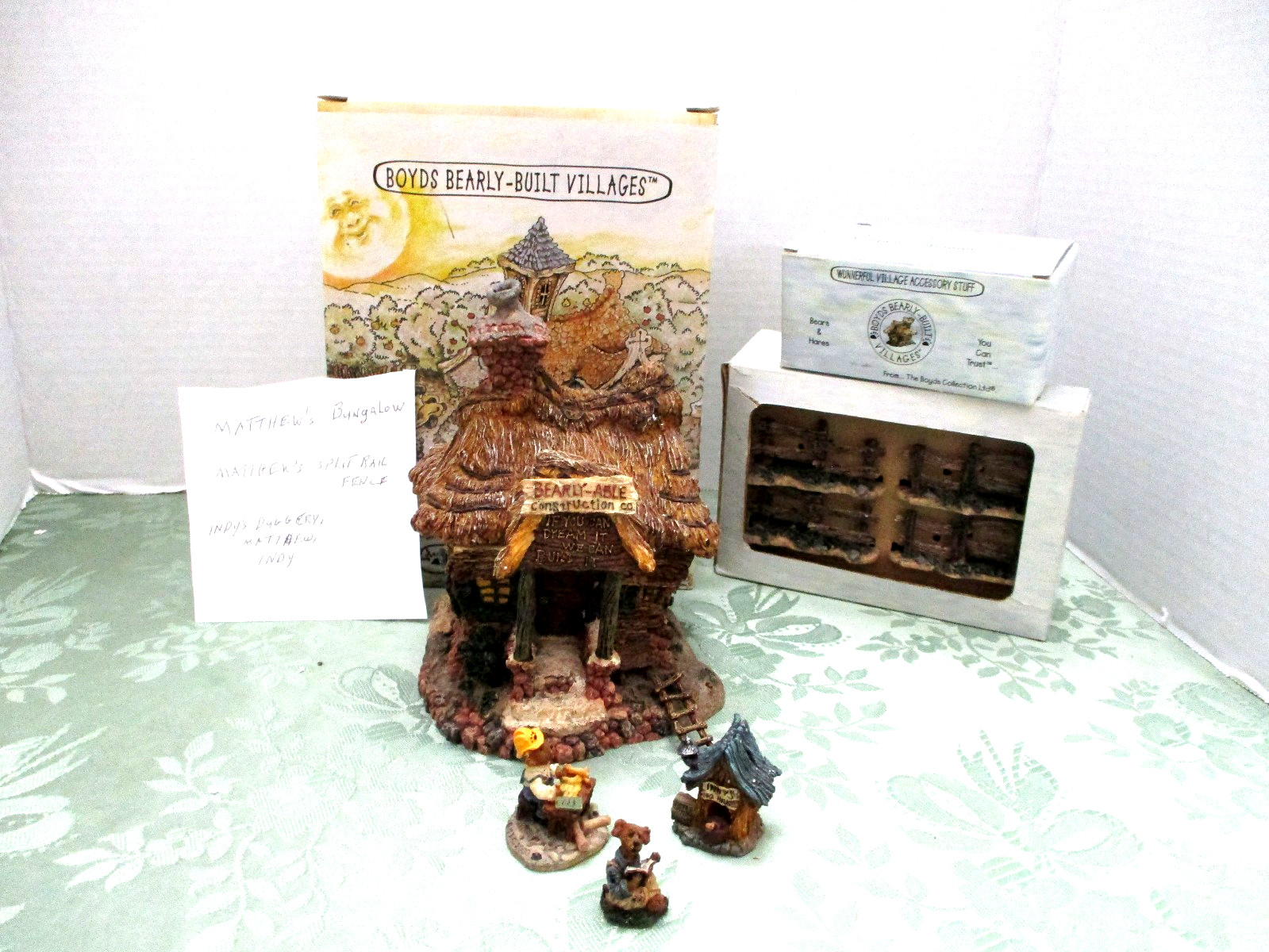 Boyd’s Bearly Built Villages “Matthew’s Bungalow”#19011 & Accessories 2000 NIB