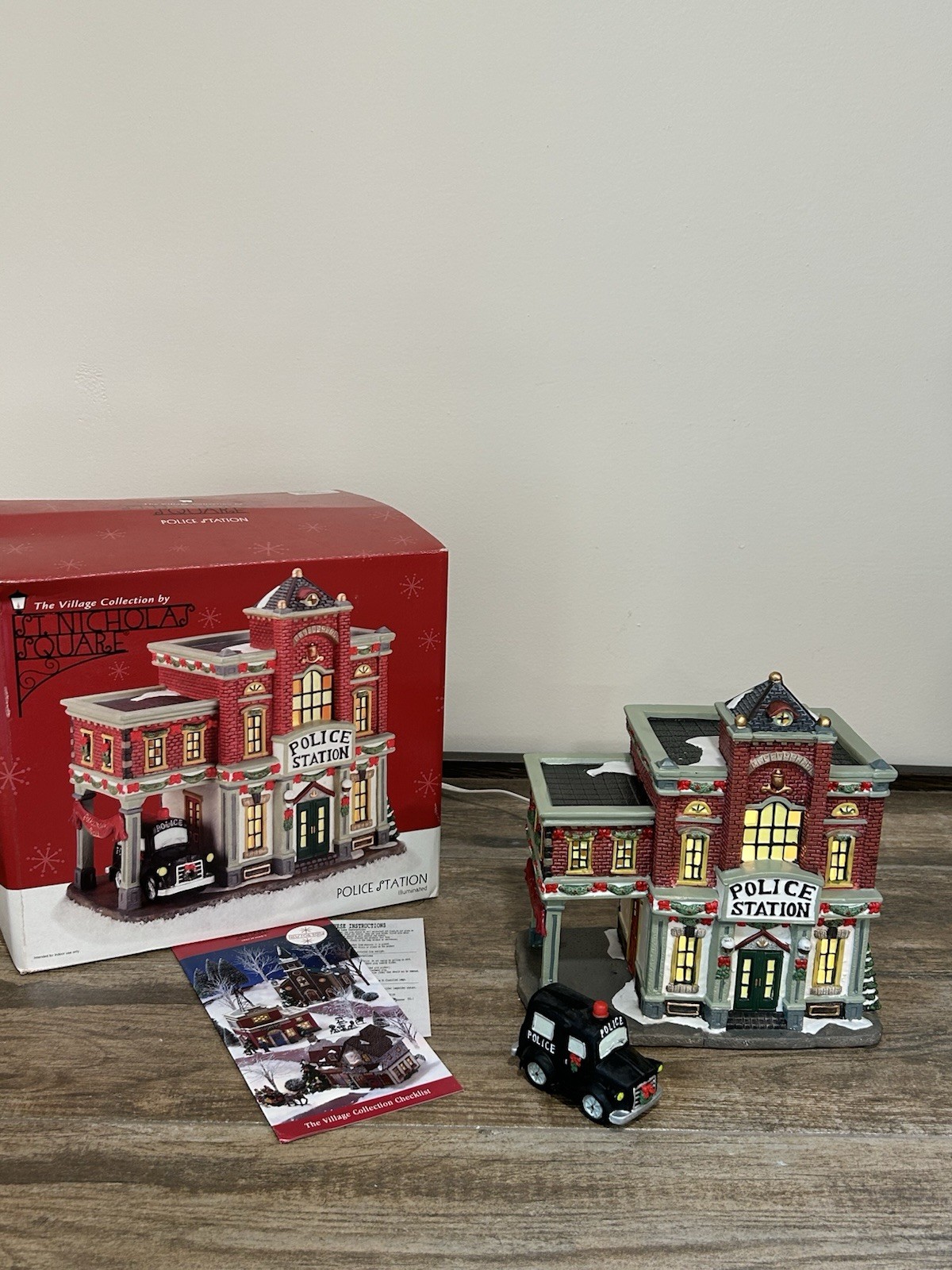 2003 St Nicholas Square Christmas Village Police Station Illuminated With Car