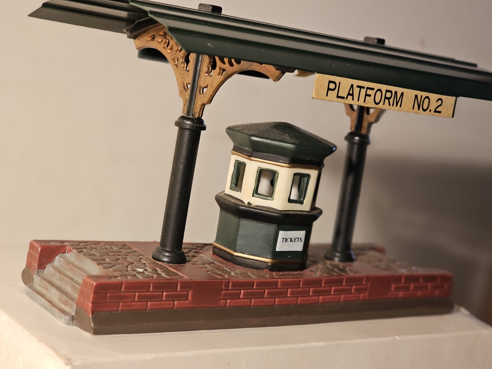 Dept 56 Heritage Village Victoria Station Train Platform Tickets 1989 Porcelain