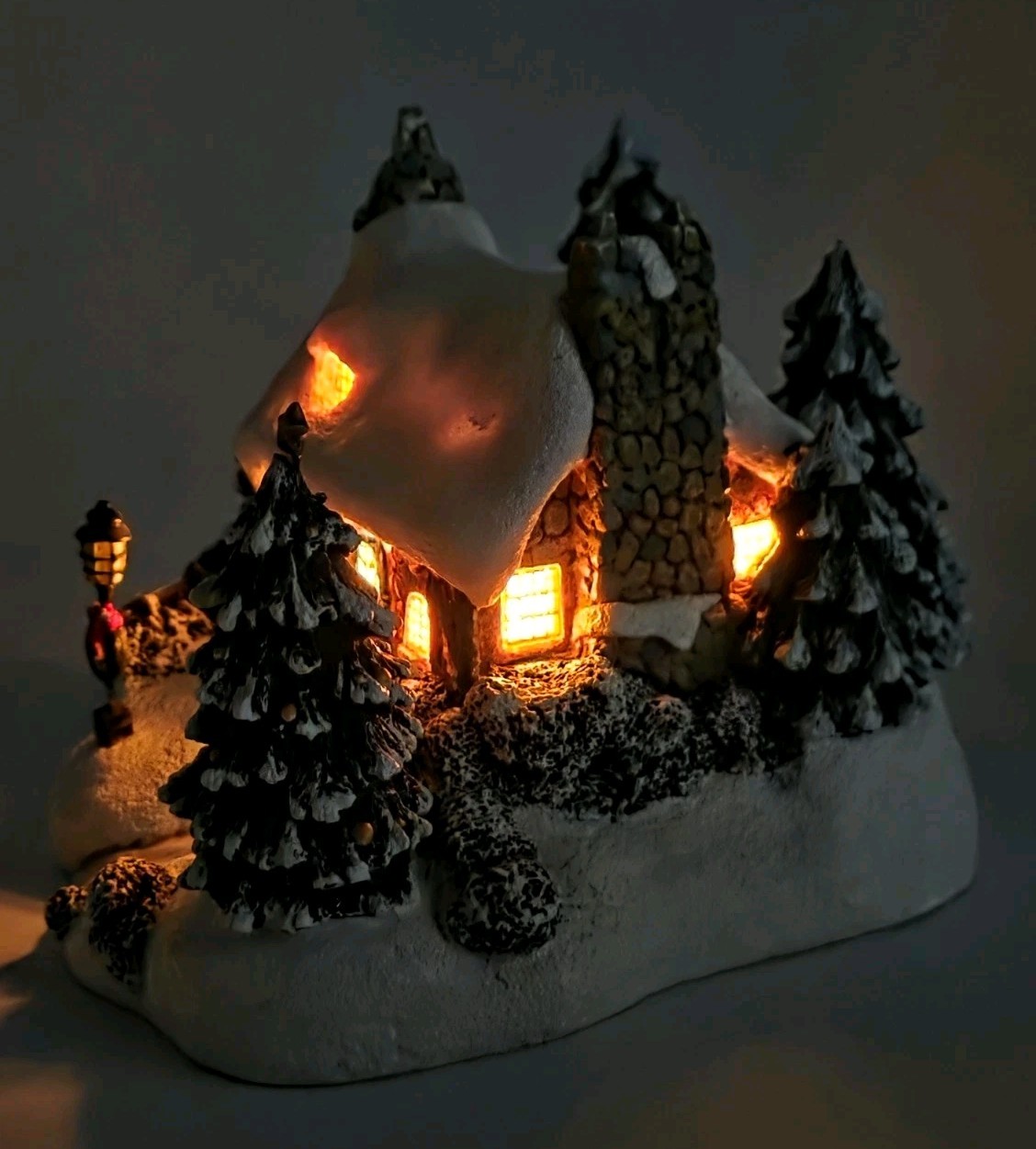 Thomas Kinkade “Stonehearth Hutch” Teleflora Lighted Christmas Cottage Village