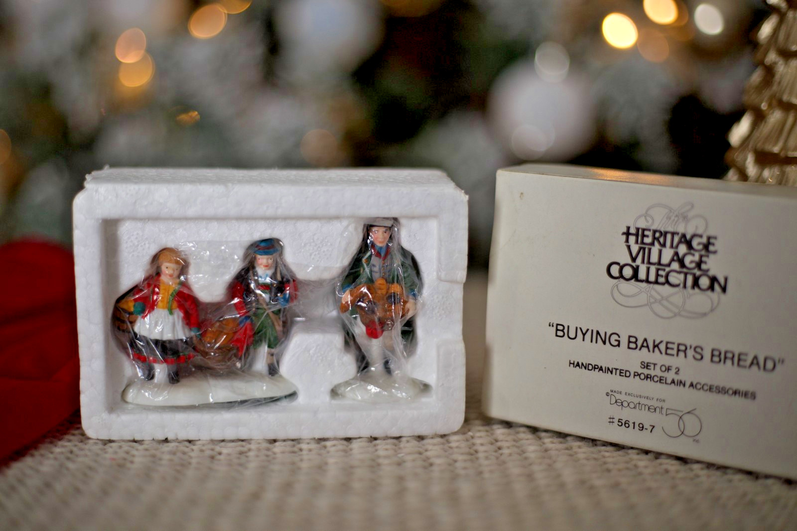 Dept 56 Dickens Village RETIRED Market Lot Bakers Bread Bird Seller (8)