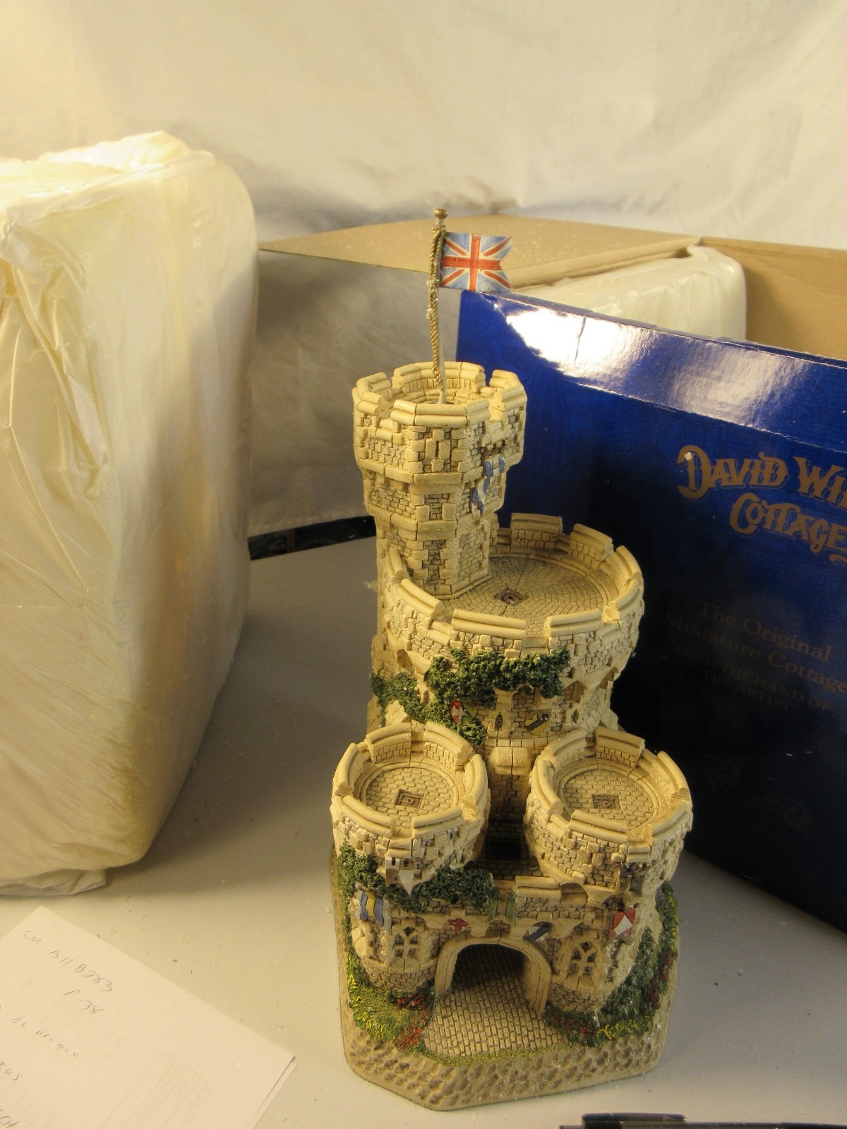 David Winter Castle Tower of Windsor – 1995 MIB with COA Signed Has Flag