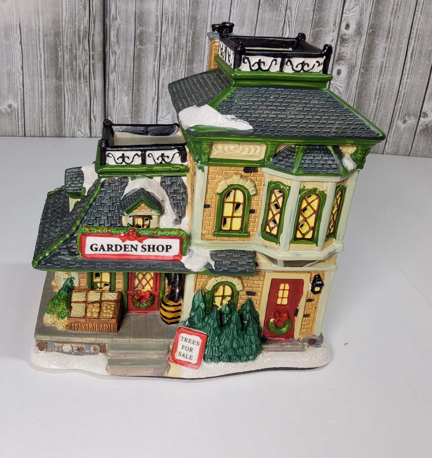 HOLIDAY INSPIRATIONS “GARDEN SHOP” LIGHT UP PORCELAIN CHRISTMAS HOUSE W/BOX
