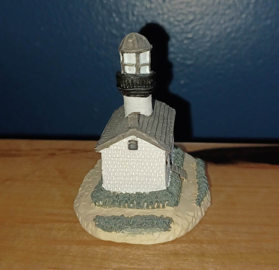 LOT OF 3 SMALL FIGURINES LIBERTY FALLS CHURCH OF ST ADALBERT LIGHTHOUSE 1221