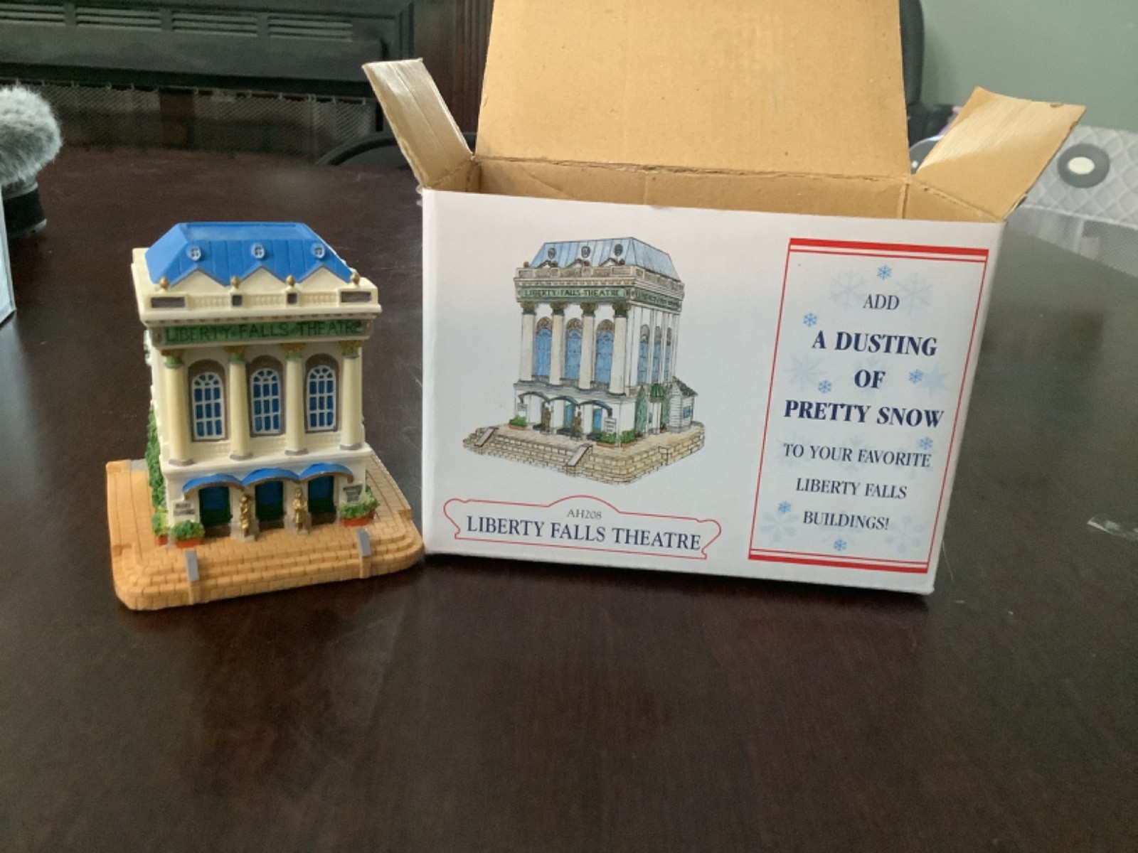 Liberty Falls “Liberty Falls Theatre” Americana Collection AH208 W/Box 2000